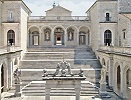 Клуатр по проекту Д. Браманте (кон. XVI в.) и фасад базилики в аббатстве Монте-Кассино