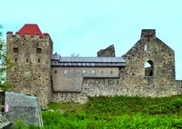 Надвратная башня и юго-зап. корпус замка Зегевольд (ныне Сигулда, Латвия). 1212 г.