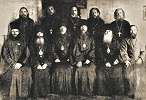 Митрофан (Гринёв), еп. Арзамасский (2-й слева в 1-м ряду), среди соловецких узников. Фотография. 1923 г.