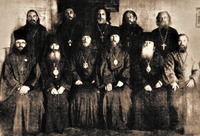 Митрофан (Гринёв), еп. Арзамасский (2-й слева в 1-м ряду), среди соловецких узников. Фотография. 1923 г.