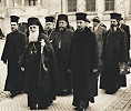Мирон (Кристя), патриарх Румынской Православной Церкви, у входа в Патриарший собор в сопровождении еп. Иринея (Михалческу) и клира. 1931–1939 гг.