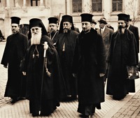 Мирон (Кристя), патриарх Румынской Православной Церкви, у входа в Патриарший собор в сопровождении еп. Иринея (Михалческу) и клира. 1931–1939 гг.
