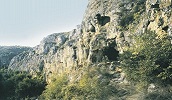 Вход в одну из пещер комплекса скальных мон-рей арх. Михаила