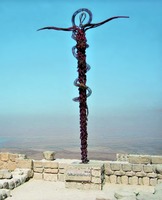 «Жезл Моисея». Скульптура Дж. Фантони на вершине г. Нево. 2005 г.