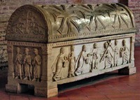 Саркофаг с изображением Иисуса Христа и 12 апостолов. VI в. (базилика Сант-Аполлинаре-ин-Классе в Равенне)