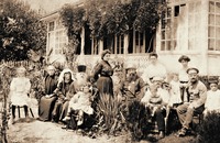Игум. сщмч. Назарий (Лежава) с семьей. Фотография. 1924 г.