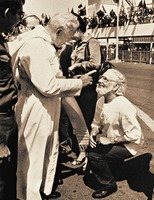 Э. Карденаль преклоняет колено перед папой Римским Иоанном Павлом II в аэропорту Манагуа. Фотография. 1983 г.