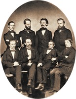 Т. Нёльдеке (крайний справа в нижнем ряду) с коллегами в Берлине. Фотография. 1860 г. (Национальная б-ка Норвегии)