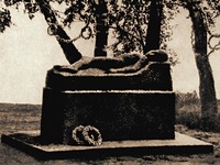 Надгробие В. Э. Борисова-Мусатова в Тарусе. 1910 г. Скульптор А. Т. Матвеев. Фотография. 10-е гг. XX в.