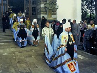 Выход иерархов из Трапезного храма Троице-Сергиевой лавры. Фотография. Июнь 1990 г.