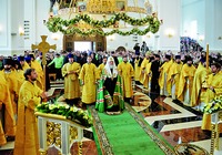 Патриарх Московский и всея Руси Кирилл на совершении чина великого освящения храма равноапостольных Кирилла и Мефодия в Саранске. Фотография. 2015 г.