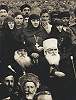 Католикос-патриарх всей Грузии исп. Амвросий (Хелая), настоятельница Самтавро игум. Нина (Цицишвили-Бараташвили), сестры мон-ря и прихожане. Фотография. 1921 г.