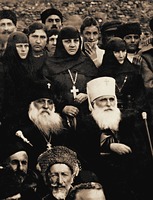 Католикос-патриарх всей Грузии исп. Амвросий (Хелая), настоятельница Самтавро игум. Нина (Цицишвили-Бараташвили), сестры мон-ря и прихожане. Фотография. 1921 г.
