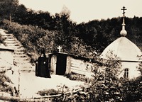 Вход в монастырские пещеры. Фотография. Нач. XX в.