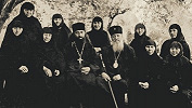 Католикос-патриарх всей Грузии Ефрем II (Сидамонидзе), игум. Илия (Гудушаури-Шиолашвили, ныне Католикос-Патриарх всей Грузии Илия II), настоятельница Самтавро мон. Зоиле (Двалишвили) (2-я слева в 1-м ряду), сестры мон-ря. Фотография. 1960 г.