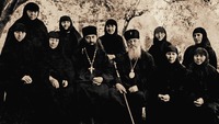 Католикос-патриарх всей Грузии Ефрем II (Сидамонидзе), игум. Илия (Гудушаури-Шиолашвили, ныне Католикос-Патриарх всей Грузии Илия II), настоятельница Самтавро мон. Зоиле (Двалишвили) (2-я слева в 1-м ряду), сестры мон-ря. Фотография. 1960 г.