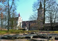 Сазавский монастырь с фундаментом церкви 1070 г. на первом плане. Фотография. 2014 г. Фото: klaster-sazava.cz