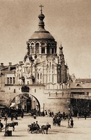 Владимирские (Никольские) ворота и часовня во имя. вмч. Пантелеимона в Москве. Фрагмент фотографии О. Кирхнера «Лубянская площадь». 1902 г.