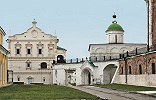 Палаты рязанских архиерееев (сер. XVII в., XVIII–XIX вв.)  и Архангельский собор (2-я четв. XVI в.) в Рязанском кремле. Фотография. 2020 г. Фото: В. Е. Сусленков