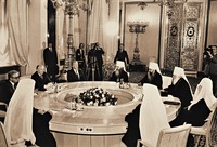 Встреча Генерального секретаря ЦК КПСС М. С. Горбачёва с патриархом Московским и всея Руси Пименом и членами Свящ. Синода РПЦ в Екатерининском зале Кремля. Фотография. 29 апр. 1988 г.