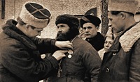 Награждение свящ. Феодора Пузанова за участие в партизанском движении. Фото-графия. 1944