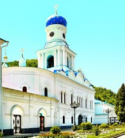 Надвратная ц. в честь Покрова Пресв. Богородицы, с колокольней. 1847–1851 гг. Проект архит. А. А. Тона. Фотография. 2020 г. Фото: архим. Лазарь (Терещенко)