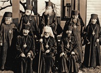 Иерархи Северо-Американской митрополии. Сидят (слева направо): архиеп. Адам (Филипповский-Филипенко), митр. Феофил (Пашковский), митр. Василий (Максимен-ко). Стоят: митр. Макаирй (Ильинский), еп. Леонтий (Туркевич), еп. Иероним (Чернов), еп. Арсений (Чаговцев), еп. Вениамин (Басалыга). Фотография. 30-е гг. XX в. Фото: OCA.org