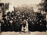 Архиеп. Антоний (Храповицкий), архим. Трифон (Скрипченко) и братия Святогорской Успенской пустыни. Фотография. Между 1914 и 1917 гг.