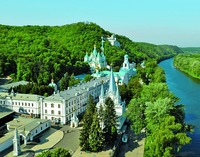 Вид на Святогорскую Успенскую лавру. Фотография. 2019 г. Фото: архим. Лазарь (Терещенко)