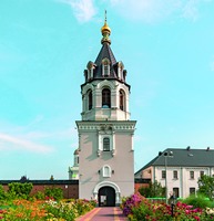 Южные ворота с надвратной башней-колокольней. До 1801 г., перестройка 2-й пол. XIX в. Фотография. 2018 г. Фото: диак. Гавриил Загородний