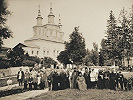 Духовенство и миряне в Свенском Успенском монастыре. Фотография. Нач. XX в.