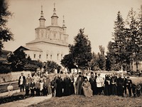 Духовенство и миряне в Свенском Успенском монастыре. Фотография. Нач. XX в.