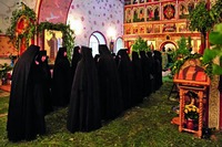 Богослужение на престольный праздник обители. Фотография. 10-е гг. ХХI в. Фото: akatovo.cerkov.ru