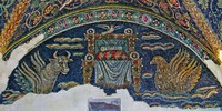 Св. Дух на Этимасии между двумя апокалиптическими животными. Мозаика капеллы св. Матроны ц. Сан-Приско в г. Санта-Мария-Капуя-Ветере, Италия. Ок. сер. V в. Фото: И. А. Орецкая