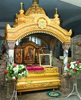 Рака с мощами священноисп. Сильвестра (Ольшевского) в Успенском соборе Омска. Фотография. 2014 г. Фото: omsk-eparhiya.ru