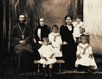 Сщмч. прот. Сергий Константинов, с семьей. Фотография. 10-е гг. XX в.