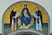 Богоматерь на престоле, с преподобными Сергием и Никоном Радонежскими. Мозаика на св. воротах Троице-Сергиевой лавры. 2014–2015 гг. Мозаичная мастерская ТСЛ под рук. П. П. Слободниченко, проект А. Н. Солдатова