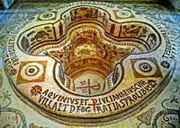 Купель баптистерия из Клупеи (из базилики свящ. Феликса из Демны). VI в. (Музей Бардо, Тунис). Фотография. 2012 г. Фото: Dennis Jarvis / Flickr