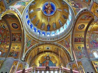 Вид на купол и подпружные арки собора свт. Саввы Сербского. Фото: Andrija12345678 / Wikimedia Commons