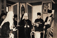 Патриарх Алексий I вручает патриарху Викентию (Проданову) и членам сербской делегации иконы прп. Сергия Радонежского. Фотография. 1956 г. Фото: ЖМП. 1956. № 11. С. 31