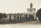 Игуменский (Больничный) корпус с Серафимо-Сергиевским храмом. 1882–1903 гг. Фотография М. Дмитриева. 1911 г.