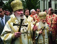 Совместная молитва о мире патриархов Сербского Павла и Московского Алексия II у собора свт. Саввы Сербского в Белграде. Фотография. 21 апр. 1999 г. Фото: srpska.pravoslavie.ru