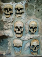 Челе-Кула (башня черепов) в Нише. 1809 г. Фрагмент. Фотография. 2014 г. Фото: User: (WT-shared) Kulmalukko at wts wikivoyage / Wikimedia Commons