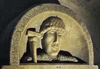 Фрагмент надгробной плиты аббата Изарна в церкви аббатства Сен-Виктор в Марселе. XI в. Фотография. 2017 г. Фото: JosepBC / Wiki-media Commons