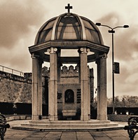 Мемориальная часовня памяти жертв бомбардировок Союзной Республики Югославия в 1999 г. Ниш. Фотография. 2000 г.