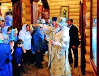 Патриарх Московский и всея Руси Кирилл совершает малое освящение Свято-Андреевского морского кафедрального со-бора в Североморске. Фотография. 2016 г.