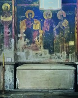 Саркофаг с мощами прп. Симеона Мироточивого и ктиторская фреска (1568 г.) в Богородичной церкви мон-ря Студеница. Фотография. 2021 г. Фото Mickey Mystique / Wikimedia Commons