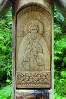 Прп. Сильвестр Обнорский. Резная икона у источника прп. Сильвестра Обнорского. 2005 г. Резчик иером. Вениамин (Мальцев)