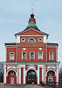 Св. ворота (сер. XVIII в.) с надвратной ц. Рождества св. Иоанна Предтечи (1791). Фотография. 2020 г. Фото: М. Линник / Wikimedia Commons