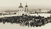 Митинг на праздник 7 нояб. на площади у Христорождественской ц. в с. Таштып (1833–1835, разрушена в 1946). Фотография. 1942 г.